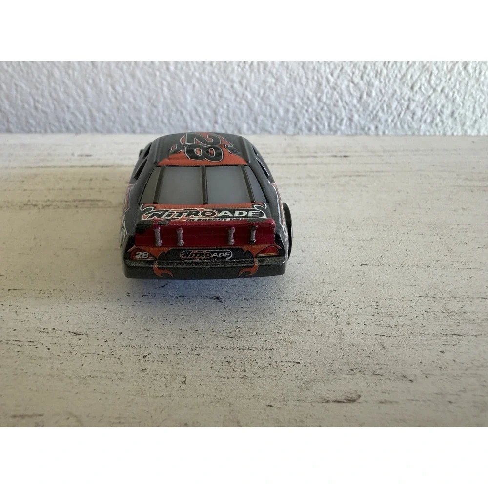 Voiture Disney‎ Cars NITROADE N° 28 AIKEN AXLER Métal 1/55eme FLASH MCQUEEN